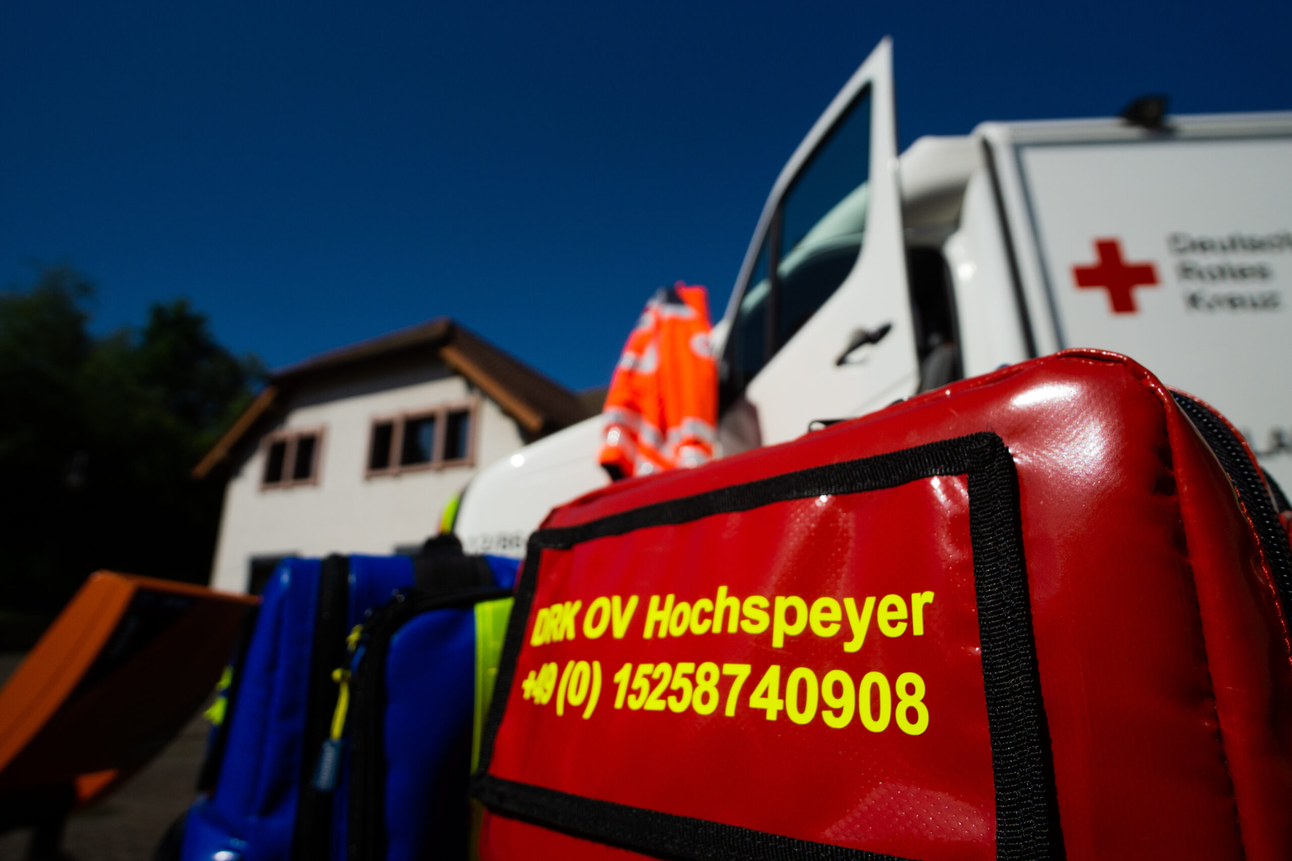 DRK Rettungswagen mit Notfallrucksäcken