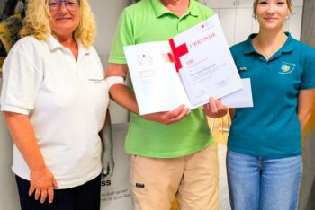 Reinhold Bischoff erhält Urkunde zur 150. Blutspende